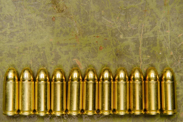Goldene Pistolenkugeln Oder Kugeln Speziell 9X21 Angeordnet Auf Altem Zerkratztem — Stockfoto