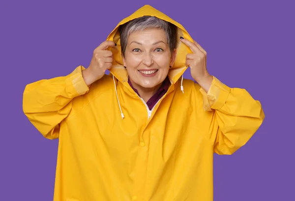 Wanita Tua Yang Bahagia Memakai Jas Hujan Kuning Tersenyum Berpose — Stok Foto