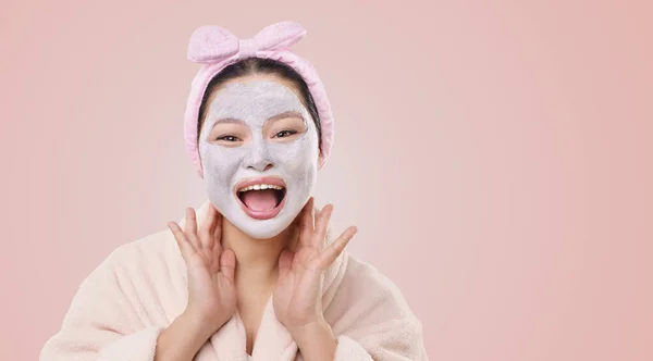 Mujer Asiática Feliz Sonriente Con Máscara Crema Cara Fondo Rosa — Foto de Stock