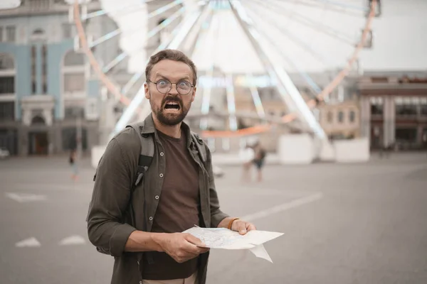 Shocked Tourist Holding Map Looking Lost Trying Find Way Hotel — Stock Photo, Image