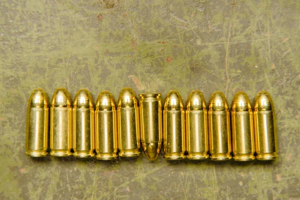 Grup Gloanțe Militare Cheltuite Aranjate Frumos Suprafață Masă Afișând Diverse Imagine de stoc