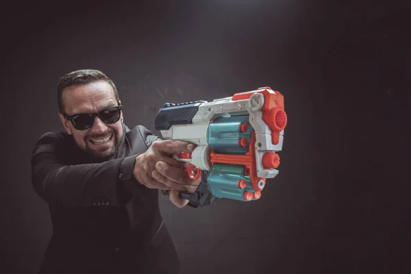 Bărbat Ochelari Soare Ține Pistol Jucărie Mână Arătând Serios Pregătit Imagini stoc fără drepturi de autor