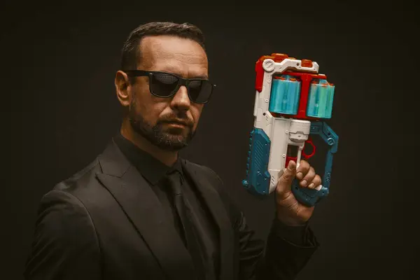 Чоловік Гострому Костюмі Тримає Іграшковий Пістолет Імітуючи Дії Шпигуна Або Стокове Фото