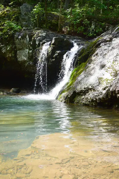 Şelale Deresi 'ne akan su berrak mavi su ve Catherine Gölü Parkı' ndaki yosunlu kayalar..