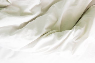 Uzun bir kış gecesinde uyumaktan kırış kırış olmuş battaniyenin en üst görüntüsü..