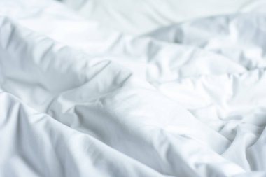 Yatak odasındaki kırışık, dağınık battaniye. Sabah uyandıktan sonra uzun bir gece yorganı ve battaniyesiyle beyaz battaniyeyi örtmekten..