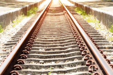 Yaz güneşli bir günde, iki demiryolu arasındaki boş düz tren yolu.. 