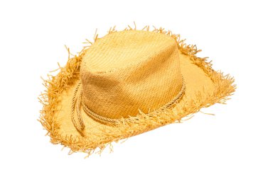 Beyaz arkaplanda kahverengi hasır şapka izole edilmiş.