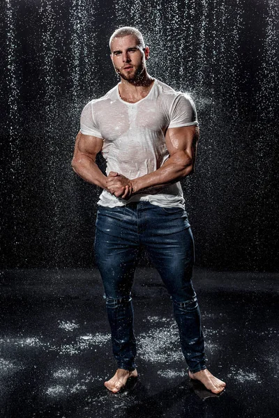 Muskularny Mężczyzna Pod Deszczem Studio Sexy Mężczyzna Woda Krople — Zdjęcie stockowe