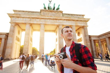 Berlin'de, kamera önünde Brandenburg Kapısı, Berlin, Almanya turistik adam yola