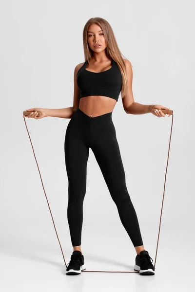 Mulher Fitness Com Pular Treinamento Corda Menina Atlética Conceito Esportes — Fotografia de Stock