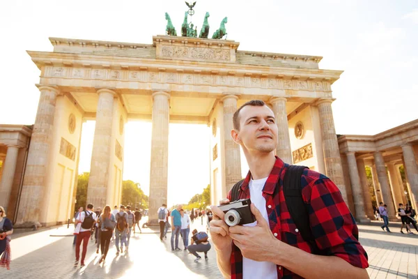 Viajar Berlín Turista Con Cámara Delante Puerta Brandeburgo Berlín Alemania — Foto de Stock