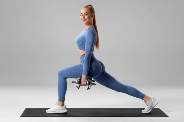 Menina Ativa Fazendo Lunges Exercícios Para Treinamento Treino Muscular Perna — Fotografia de Stock