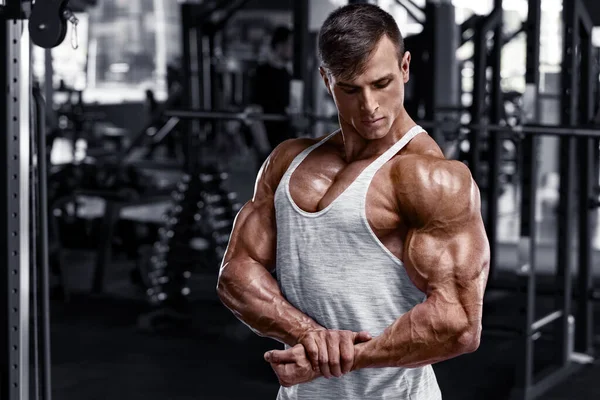Hombre Musculoso Gimnasio Varón Fuerte Mostrando Músculos —  Fotos de Stock