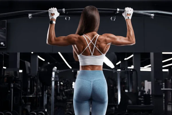 Mujer Fitness Haciendo Ejercicios Flexiones Para Los Músculos Espalda Haciendo — Foto de Stock