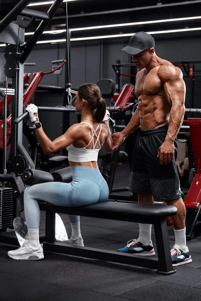 Couple Remise Forme Travaillant Dans Salle Gym Faire Exercice Pour — Photo