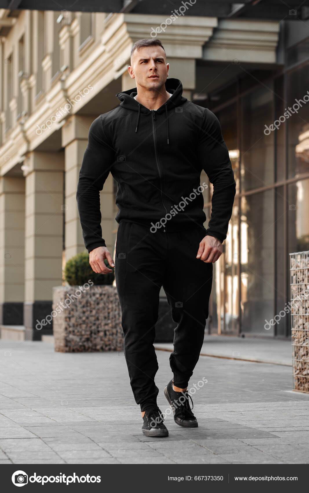 Hombre Guapo Deporte En Ropa Deportiva Al Aire Libre. Atlético