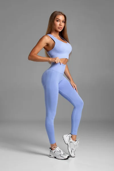 Fitness Woman Athletic Girl Gray Background — Zdjęcie stockowe