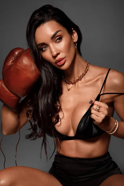 Sexy Mädchen Mit Boxhandschuhen Mode Stil Schöne Frau lizenzfreie Stockfotos