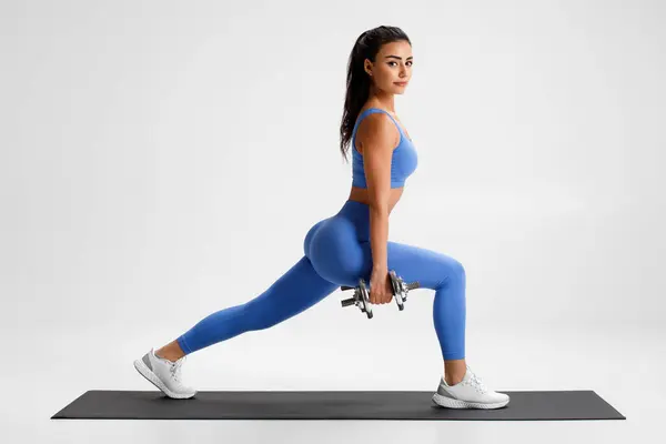 Fitness Frau Macht Ausfallübungen Für Beinmuskeltraining Aktives Mädchen Bei Der lizenzfreie Stockbilder