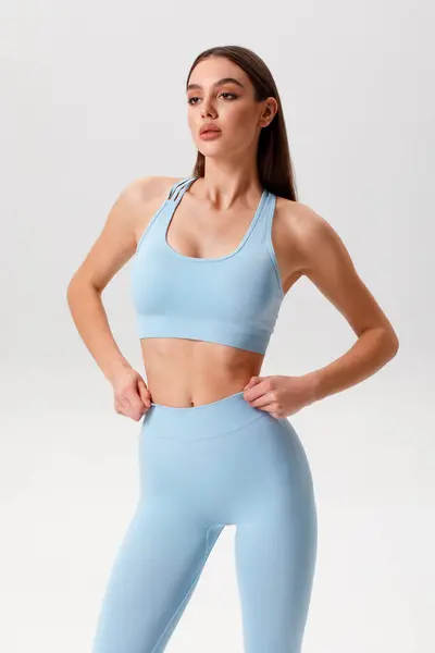 Fitness Woman Athletic Girl Gray Background lizenzfreie Stockbilder