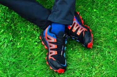 Kiev, Ukrayna - 4 Kasım 2024: Salomon Speedtrak 'ın üst inşaatının yakın çekim detayları, teknik malzemeler, renk engelleme ve yenilikçi tasarım unsurları.