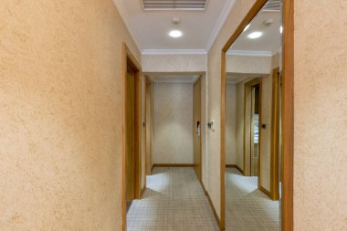 İçinde oda numarası olan bir otel koridoru.