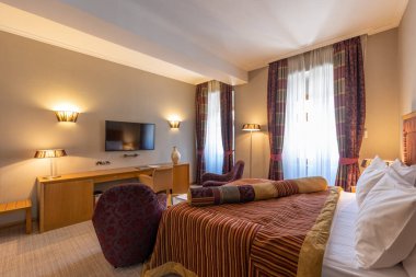 Lüks bir otel odasının içinde.