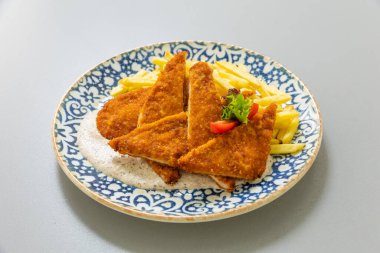 Kızarmış tavuk göğsü ve patates kızartması.