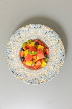 Tabakta servis edilen karışık meyve salatası.