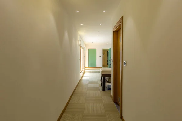 Interior Corredor Hotel Com Portas Com Dormitórios — Fotografia de Stock
