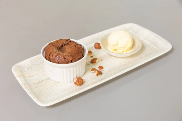 Čokoládový Lískový Dort Podávaný Vanilkovou Zmrzlinou — Stock fotografie