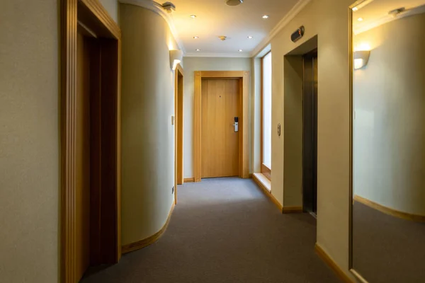 Interior Pasillo Hotel Con Puertas Con Números Habitación —  Fotos de Stock