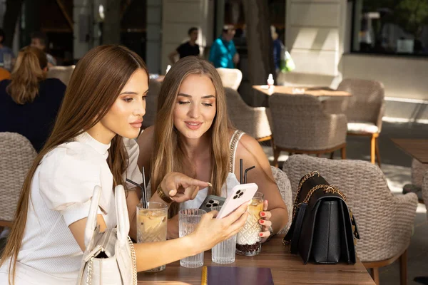 Deux Copines Utilisant Smartphone Dans Bar Café — Photo