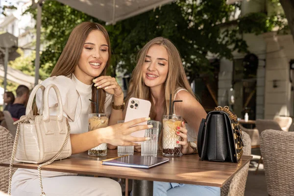 Twee Vriendinnen Met Smartphone Een Café Bar — Stockfoto