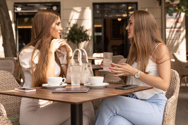Two Girlfriends Talking Cafe Bar — ストック写真
