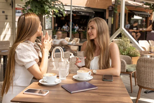两个女朋友在外面的咖啡店里聊天 — 图库照片