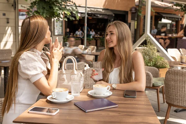 Deux Copines Parlent Dans Café Bar Extérieur — Photo