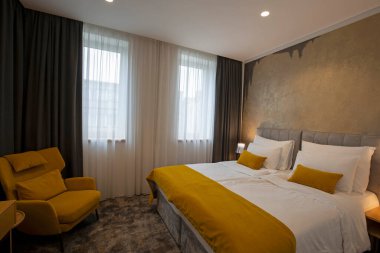 Çift yatak odalı otel odasının içi