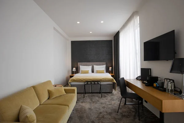 Dormitorio Cama Doble Habitación Hotel Interior Por Mañana —  Fotos de Stock