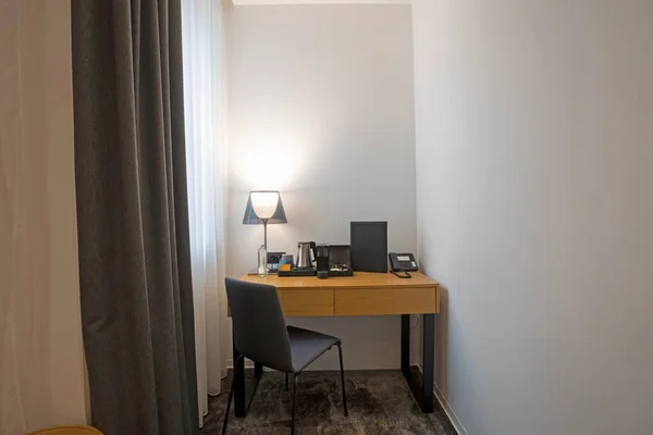 家具付きのホテルのアパートインテリア — ストック写真
