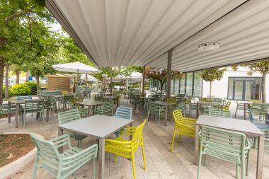 Boş otel restoranı bahçesi.