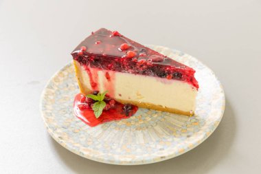 Tabakta servis edilen peynirli kek.