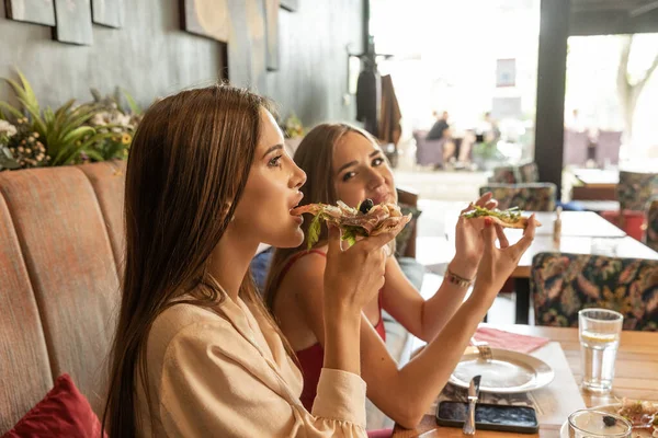 Dos Novias Comiendo Pizza Restaurante — Foto de Stock