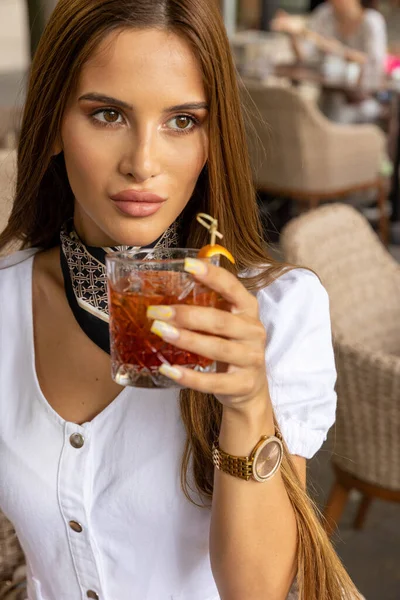 美しい若い女性飲料カクテル — ストック写真