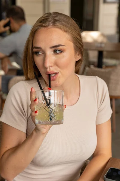 Belle Jeune Femme Boire Cocktail — Photo