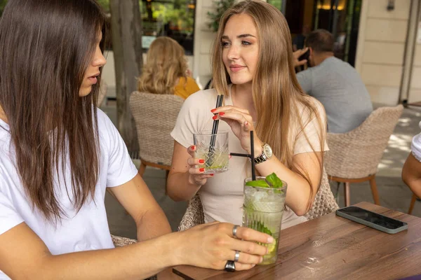 Two Girlfriends Talking Cafe Bar — Foto de Stock