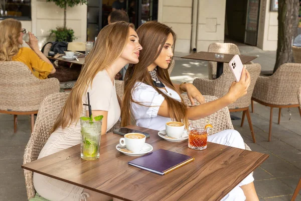 Deux Copines Prenant Selfie Dans Café Bar Extérieur — Photo