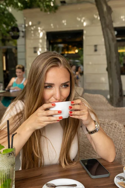 Attractive Young Woman Her Eyes Closed Drinking Coffee — Φωτογραφία Αρχείου