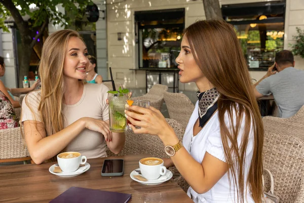 两个女朋友在外面的咖啡店里聊天 — 图库照片